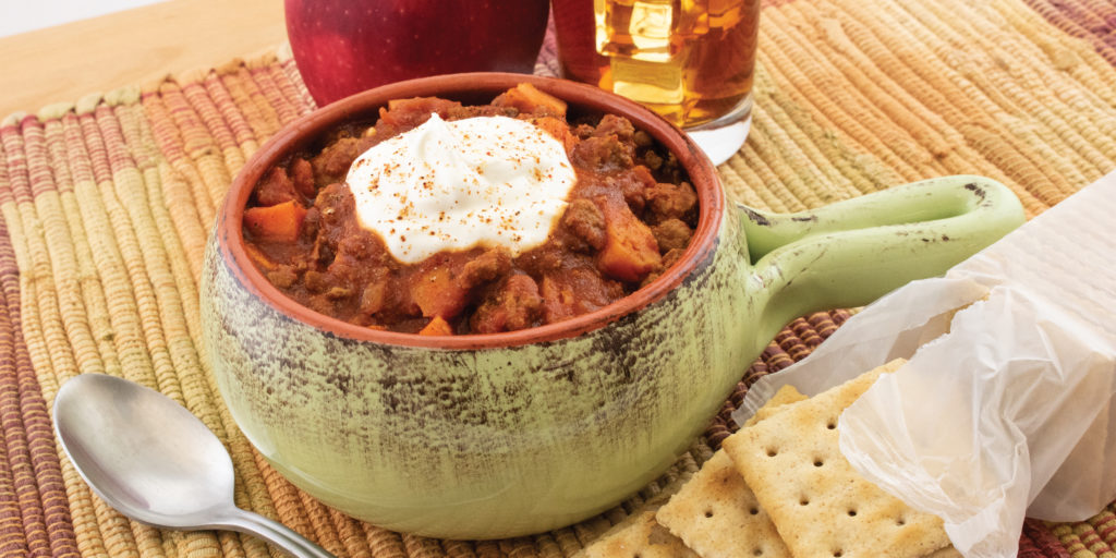 chipotle turkey chili plated with crackers and apple on the side